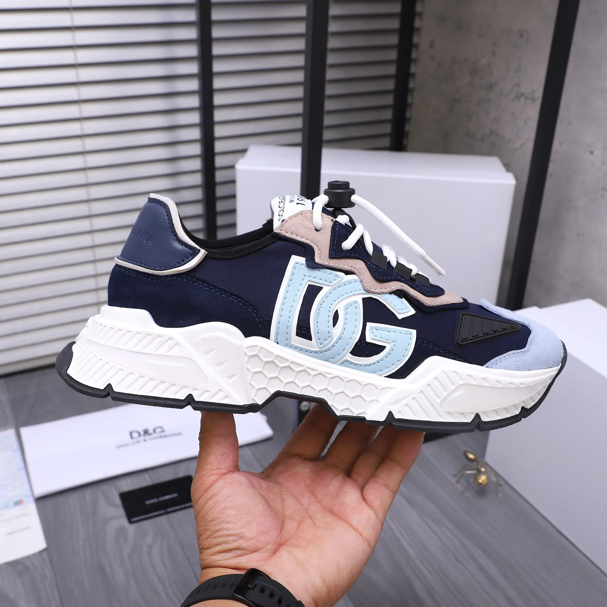 Men's shoes 💰560 Product trademark: DG (Dolce & Gabbana) Couple casual shoes Regular size: 35-46 Product materials: Selected cowhide stitching frosted upper, cowhide insole, original outsole